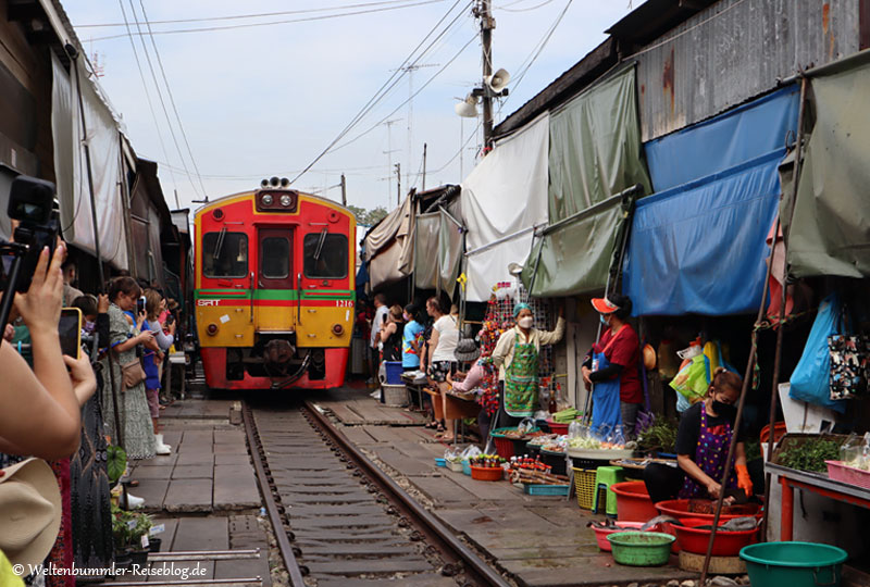 bangkok_goldenesdreieck_phuket - Thailand SamutSongkhram MaeKlongRailwayMarket 5