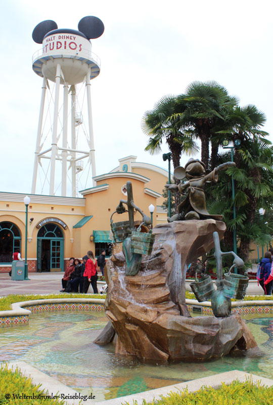 disneyland - Paris-Disneyland-FrontLot