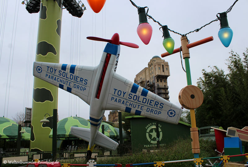 disneyland - Paris-Disneyland-ToySoldiersParachuteDrop